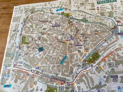 a map of a city on a table at Appartement moderne à L'Isle-sur-la-Sorgue, 50 m² avec parking. in LʼIsle-sur-la-Sorgue