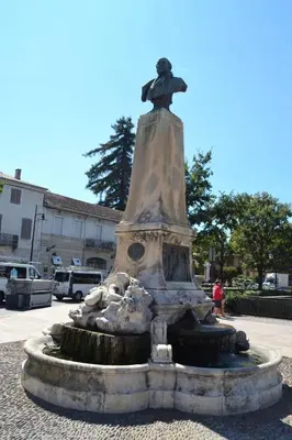 a statue of a woman sitting on top of a fountain at Appartement moderne à L'Isle-sur-la-Sorgue, 50 m² avec parking. in LʼIsle-sur-la-Sorgue