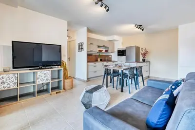 a living room with a blue couch and a table at appartement idéalement situé sur aix en provence in Aix-en-Provence