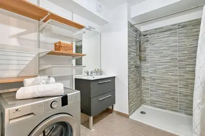 a laundry room with a washing machine and a shower at appartement idéalement situé sur aix en provence in Aix-en-Provence