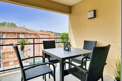 a table and chairs on a balcony with a view at appartement idéalement situé sur aix en provence in Aix-en-Provence