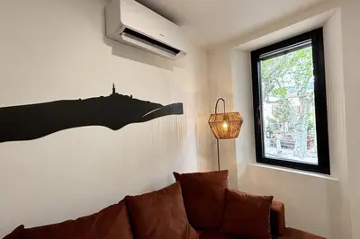 a living room with a couch and a window at Très bel appartement climatisé - Chez Tom et Anna in Bédoin