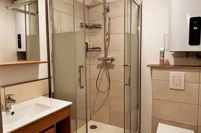 a bathroom with a shower and a sink at Très bel appartement climatisé - Chez Tom et Anna in Bédoin