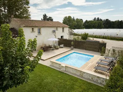 a backyard with a swimming pool and a house at Maison avec jardin in Pernes-les-Fontaines