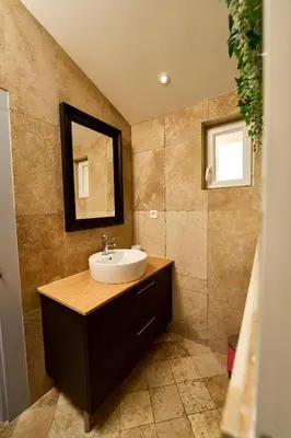a bathroom with a sink and a mirror at Maison avec jardin in Pernes-les-Fontaines