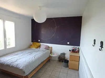 a bedroom with a bed and a purple wall at Villa Reillanne Luberon in Reillanne