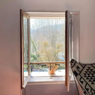 a living room with a couch and a table at Cassiopée - Charme et idéalement situé in Fontaine-de-Vaucluse