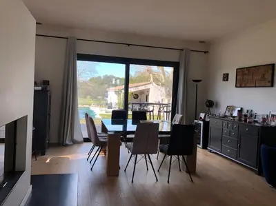 a kitchen and dining room with a table and chairs at Proche Aix-en-Provence maison avec piscine - 10 personnes in Rognes