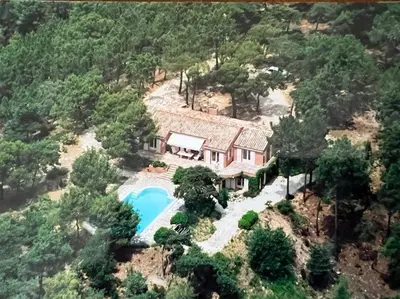 an aerial view of a house with a swimming pool at Villa Les Gourdeaux in Roussillon
