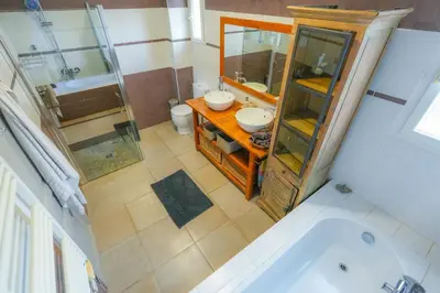 an overhead view of a bathroom with a sink and a tub at Magnifique villa familiale avec piscine in Caumont-sur-Durance