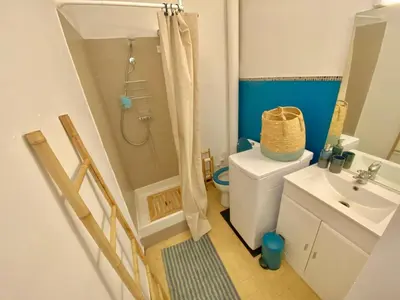 a bathroom with a shower and a toilet and a sink at Charmant Appartement Proche Centre Balcon Belle Vue Cathédrale in Aix-en-Provence