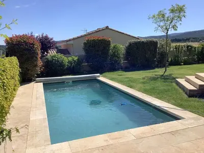 a swimming pool in the backyard of a house at PERNO LI FONT villa contemporaine avec piscine in Pernes-les-Fontaines