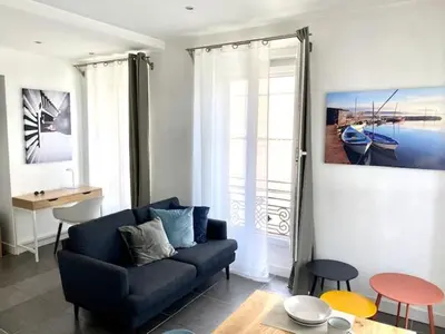 a living room with a blue couch and a table at Appartement Suite Privilège avec Parking in Salon-de-Provence