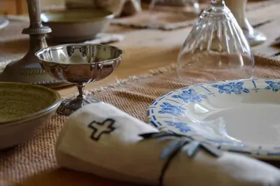 a table with plates and a bowl on top of it at La loge familiale: 110m2, place rose goudard, AC in LʼIsle-sur-la-Sorgue