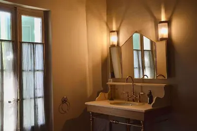 a bathroom with a sink and a mirror at La loge familiale: 110m2, place rose goudard, AC in LʼIsle-sur-la-Sorgue
