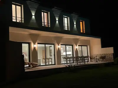 a house at night with a lot of windows at Comme à la maison in Châteauneuf-de-Gadagne