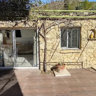 Charmant studio indépendant dans la colline