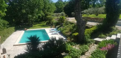 an overhead view of a swimming pool in a garden at Chambre d'hôtes in La Tour-dʼAigues