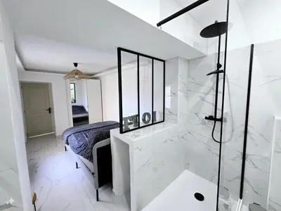 a white bathroom with a shower and a bed at Pic chic in Châteaurenard