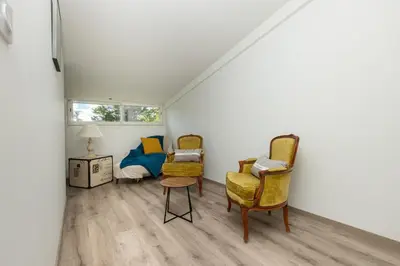 a room with two chairs and a table and a bed at SmartStay Mas Les Cedres - Proche Isle-sur-la-Sorgue in Lagnes