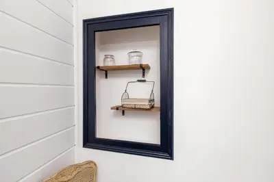 a mirror on a wall with a shelf and a basket at SmartStay Mas Les Cedres - Proche Isle-sur-la-Sorgue in Lagnes