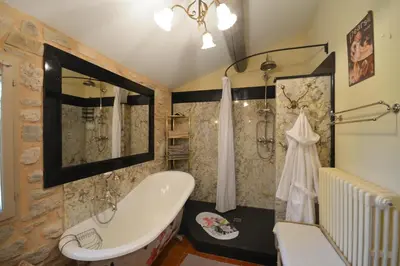 a bathroom with a tub and a shower at Le Coin Retro pour séjour romantique avec piscine chauffée in Le Thor