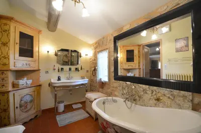 a bathroom with a bath tub and a sink at Le Coin Retro pour séjour romantique avec piscine chauffée in Le Thor