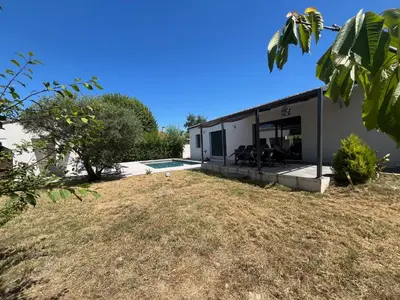 a view of a house with a yard at Villa Spacieuse avec Piscine in Entraigues-sur-la-Sorgue