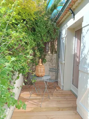 a small patio with a table and plants at Villa Lambesc Provence in Lambesc