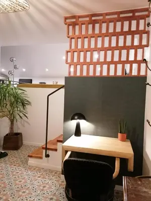 a room with a desk and a table with a plant at Gîte cosy au coeur du Luberon in Lagnes