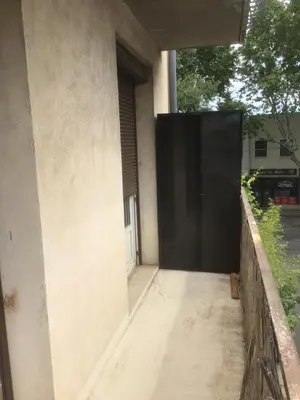 a black door on the side of a building at Ayoug Chambre Individuelle Chez Habitat in Carpentras
