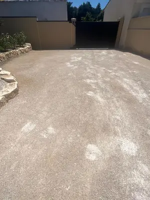 a driveway with white paw prints on the ground at Villa PERNOISE in Pernes-les-Fontaines