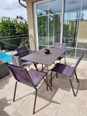 a wooden table and chairs with purple chairs at La Villa Jasmin - RENDEZ-VOUS EN PROVENCE in Monteux