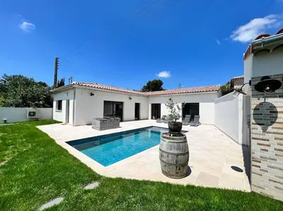 a house with a swimming pool in a yard at La Villa de Jéna in Mazan