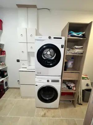 a washer and dryer in a room at La Villa de Jéna in Mazan