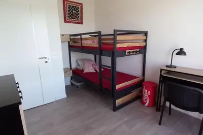 a room with two bunk beds in a room at Appartement climatisé au coeur de la Provence lac et parcs d'attractions 10mn Avignon in Monteux