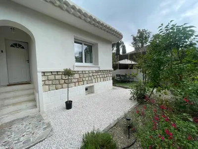 a white house with a door and a courtyard at La maison des Lilas in Aix-en-Provence