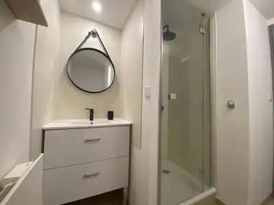 a bathroom with a sink and a mirror at La maison en couleurs 3 étoiles, du calme à 10 minutes d'Avignon in Vedène