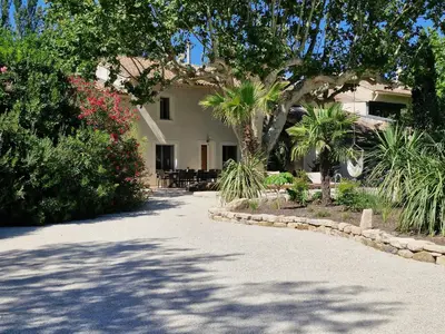 a driveway leading to a house with trees and plants at La maison de Campagne - RENDEZ-VOUS EN PROVENCE in Monteux