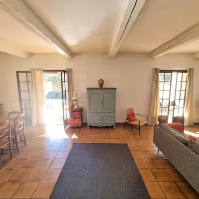 a living room with a couch and a table at Villa l'Olivier en Provence 5ch piscine jardin et clim in Lambesc