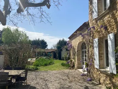 a garden with a table and a building at Le Mas Carradou , Mas de Prestige en campagne in Monteux