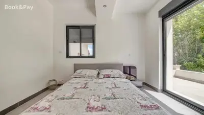 a bedroom with a large bed with a large window at Villa confortable à Morières-lès-Avignon avec jardin privé in Morières-lès-Avignon