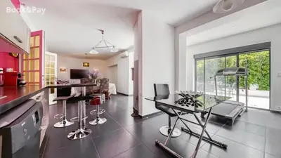 a kitchen and living room with a table and chairs at Villa confortable à Morières-lès-Avignon avec jardin privé in Morières-lès-Avignon