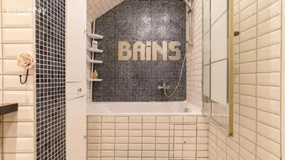 a bathroom with a tub and a sign that reads binks at Villa confortable à Morières-lès-Avignon avec jardin privé in Morières-lès-Avignon