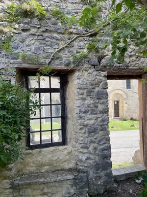 an old stone building with a window in the side at maison familiale in Saint-Trinit