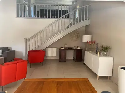 a living room with two red chairs and a couch at Villa spacieuse proche de Marseille avec jardin et piscine privée in La Tour-dʼAigues