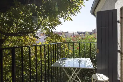 a table on a fence next to a garden at T2 Havre de paix nature cœur d Aix in Aix-en-Provence