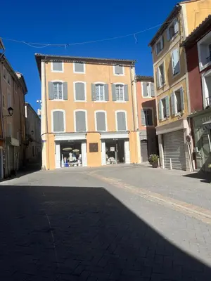 an empty street in a town with buildings at Logement studio avec vue sur le centre Historique in LʼIsle-sur-la-Sorgue