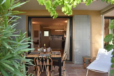a dining room with a table and chairs at Gîte Confortable Vue Exceptionnelle - Golf de Saumane in Saumane-de-Vaucluse