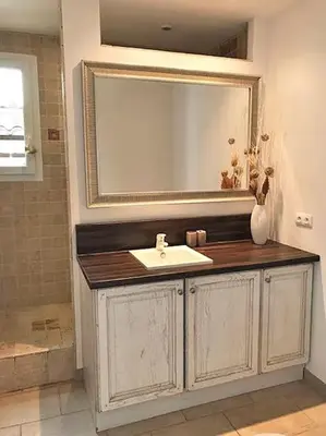 a bathroom with a sink and a mirror at Gite de charme avec piscine dans le Luberon in Cavaillon